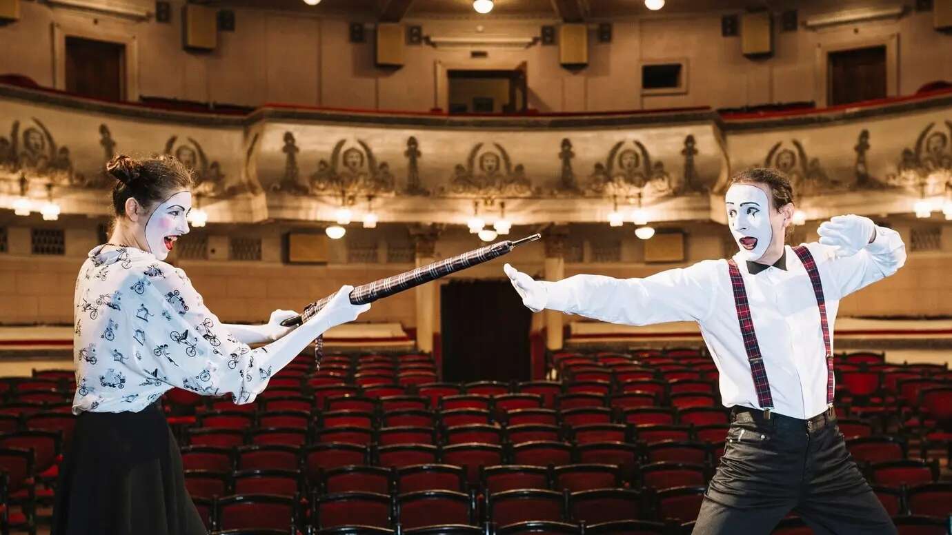 Zwei Pantomimen, die im Zuschauerraum kämpfen