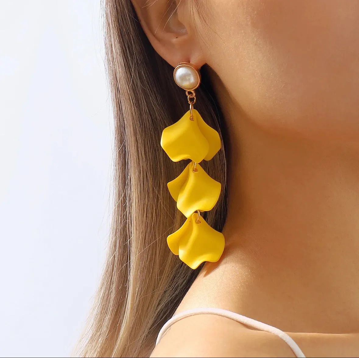 Yellow petal dangler